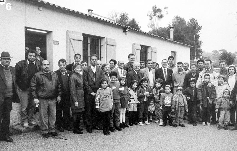 Assemblée générale de l'association des anciens combattants harkis de Mouans-Sartoux devant la salle Timgad, 1988.