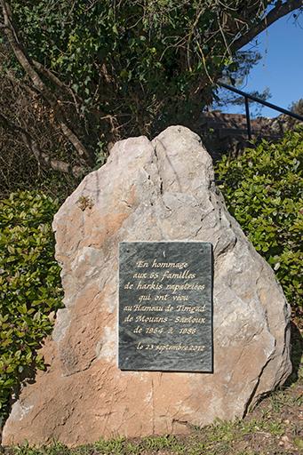 Rocher supportant une plaque commémorative dédiée aux Harkis de Mouans-Sartoux, inauguré le 23 septembre 2012.
