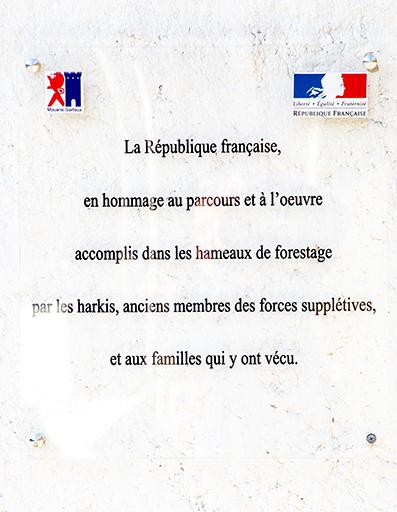 Plaque commémorative du gouvernement inaugurée en 2017.