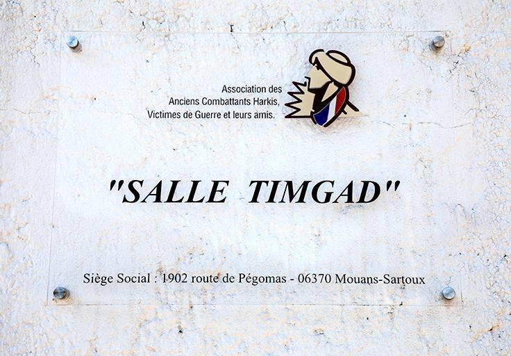 Plaque apposée à l'entrée de la salle Timgad.