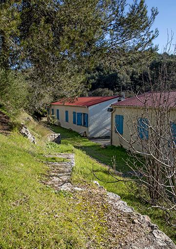 Vue partielle postérieure des 3 baraquements restaurés "en dur", dont la salle Timgad.