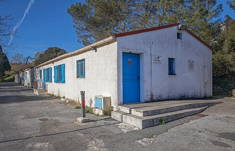 Ancien baraquement restauré et devenu la Salle Timgad.