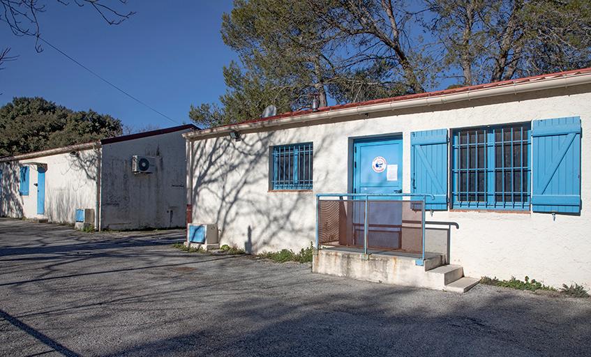 Vue partielle des 3 baraquements restaurés ; au premier plan la Salle Timgad.