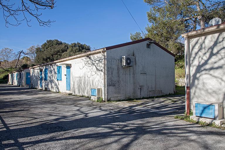 Vue partielle des 3 baraquements restaurés ; au premier plan la Salle Timgad.