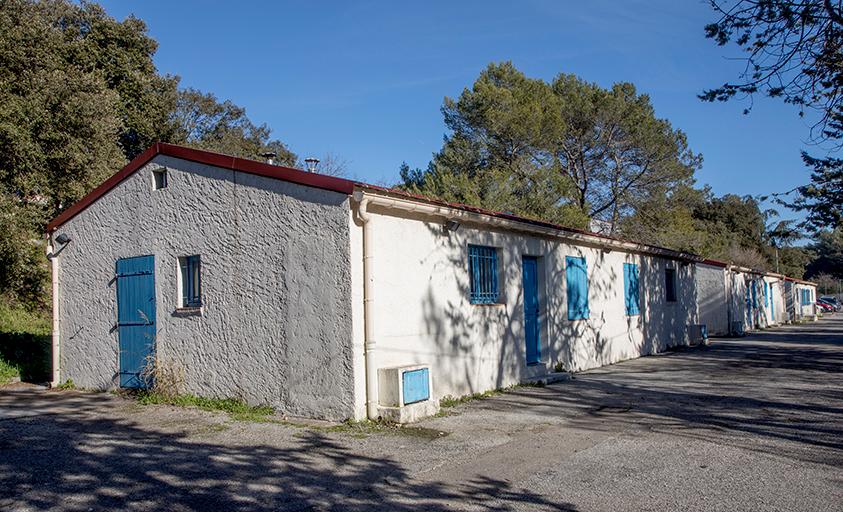 Vue partielle des 3 baraquements restaurés, au fond la salle Timgad.