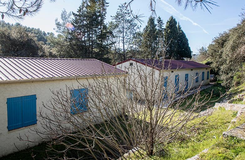 Vue partielle postérieure de 2 des 3 baraquements restaurés.