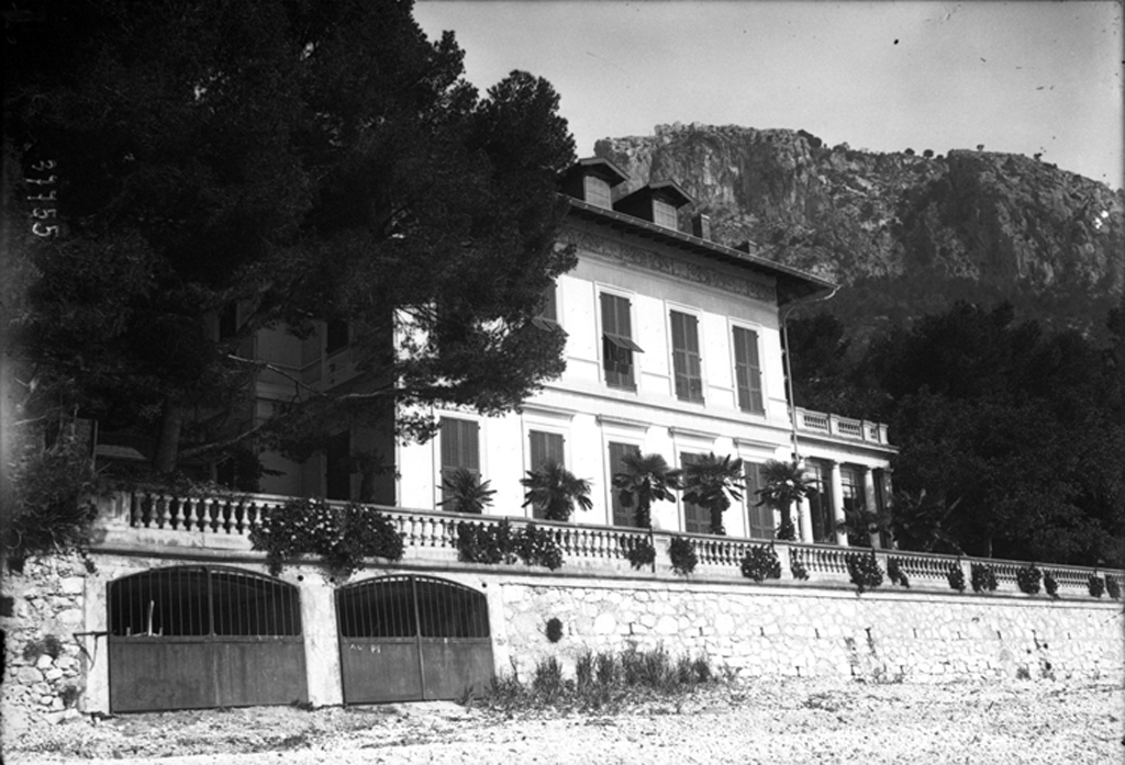 Eze , villa de Mr Poincaré [Villa Eze-les-Pins, façade sur la plage vue du sud-ouest.] 1914.