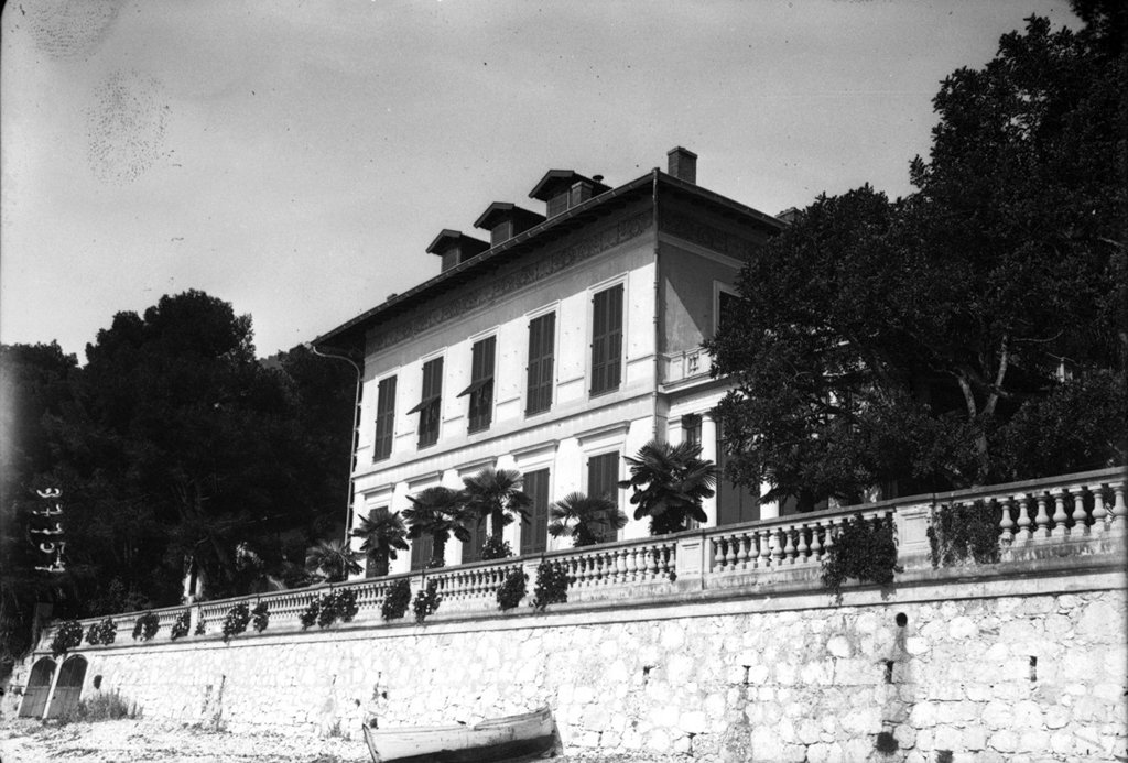 Eze , villa de Mr Poincaré [Villa Eze-les-Pins, façade sur la plage vue du sud-est.] 1914.