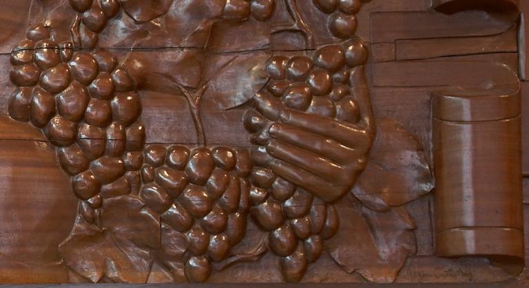 Détail de la scène sculptée : signature d'Auguste Cornu.