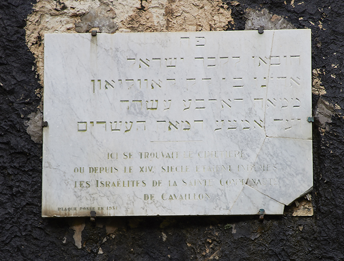 Plaque commémorative du premier cimetière juif (vue d'ensemble). Colline Saint-Jacques, Cavaillon.