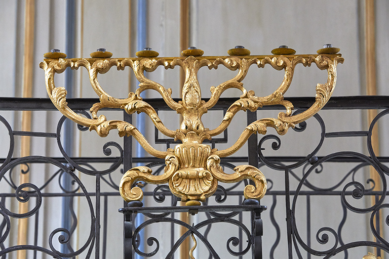 Chandelier latéral nord.