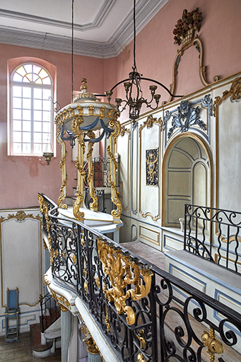 Garde-corps de tribune et ensemble de trois chandeliers de synagogue ; Pupitre de Torah dit teba et son baldaquin