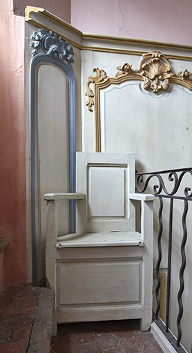 Les lambris à l'étage de la tribune, au-dessus du fauteuil du shamash. ; Vue de situation.
