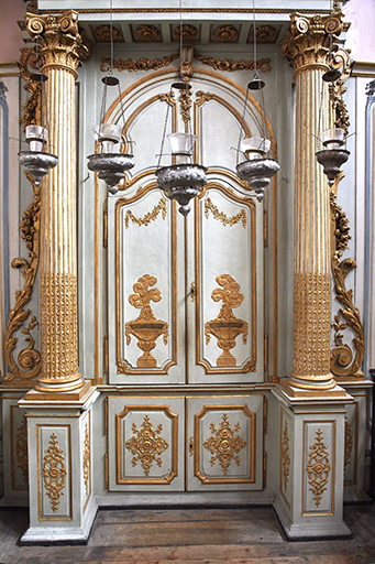 Vue rapprochée. ; Porte (vantaux fermés) et colonnes de l'arche sainte après restauration.