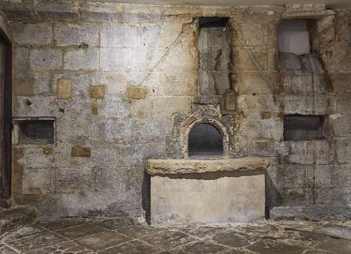 Boulangerie et salle de prière des femmes, vue d'ensemble du four (rez-de-chaussée de la synagogue).