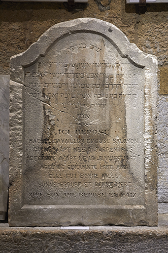 Stèle funéraire (vue d'ensemble). Provient du second cimetière juif. Musée juif comtadin (rez-de-chaussée de la synagogue).