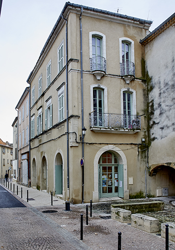 Vue de volume de l'immeuble Sagal-Portugal, jouxtant l'élévation nord de la synagogue.