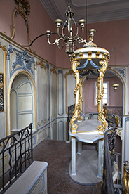 Pupitre de Torah dit teba et son baldaquin ; Ensemble de deux lustres de synagogue