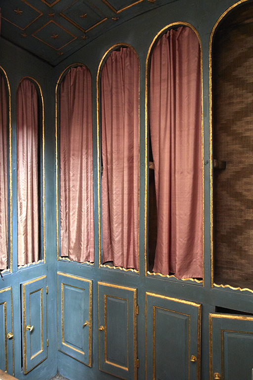 Les niches voilées de rideaux de l'arche sainte (après restauration).