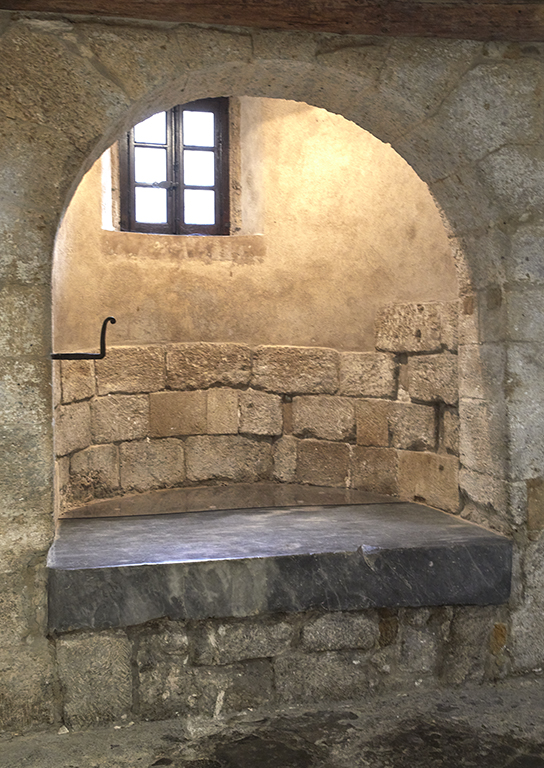 Boulangerie et salle de prière des femmes, vue de situation du marbre à pétrir (rez-de-chaussée de la synagogue).