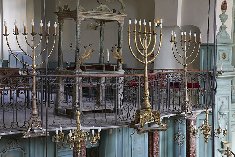 Salle de prière, tribune du rabbin. Estrade et pupitre de lecture, chandeliers de synagogue.