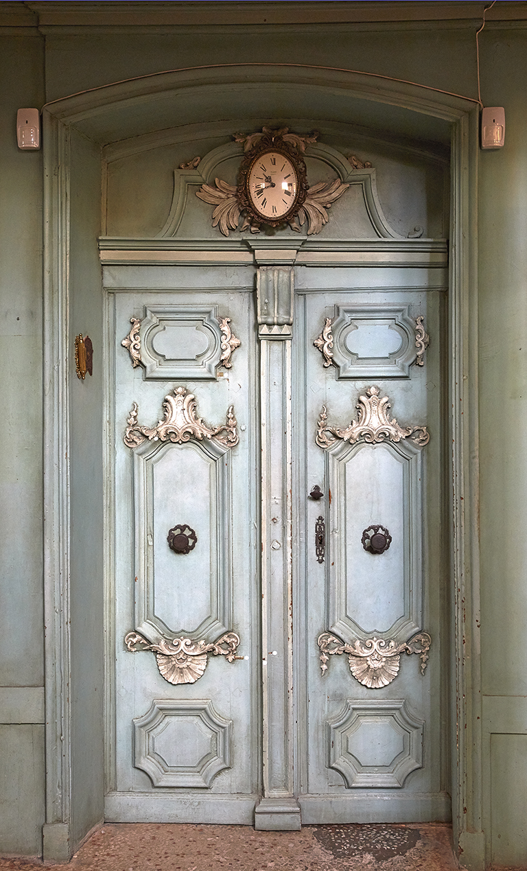 Salle de prière. Porte d'entrée.