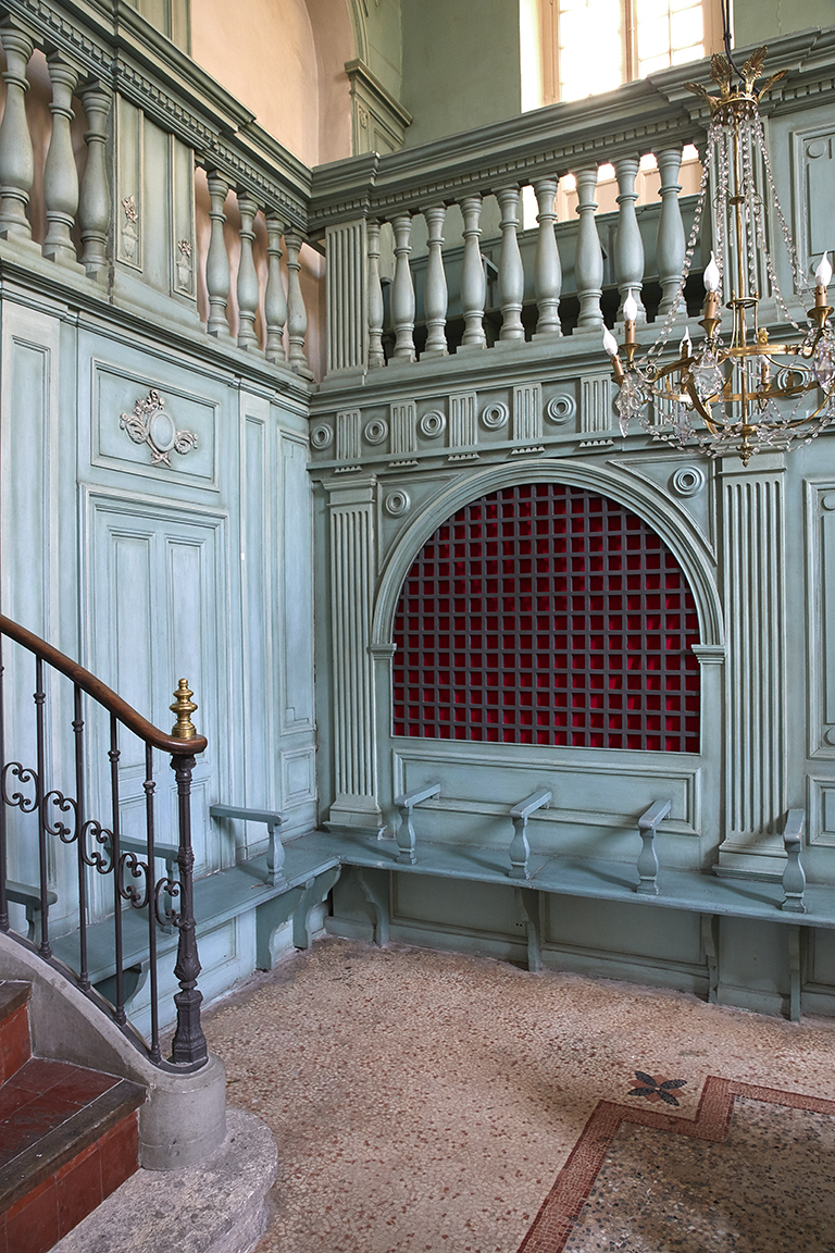 Salle de prière. Jalousies à l'angle nord-ouest de la salle.