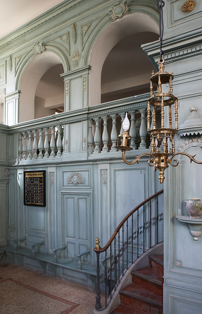 Salle de prière. Départ de l'escalier sud de la tribune du rabbin et arcades de la tribune sud-ouest.