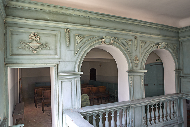 Salle de prière. Lambris et tribune au sud-ouest, vus depuis la coursive sud.