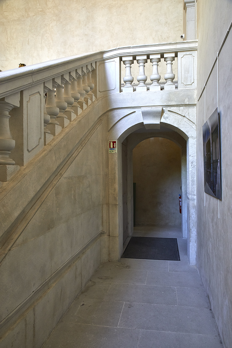 Vestibule. Rampe d'appui de l'escalier.