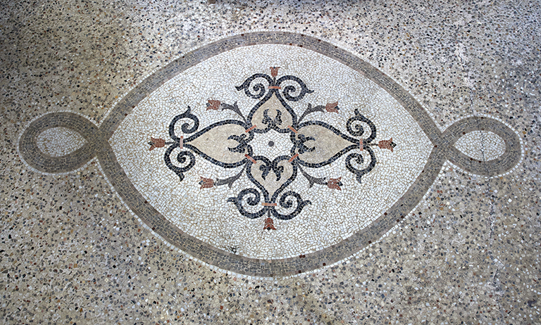 Salle de prière. Mosaïque au centre de la salle.