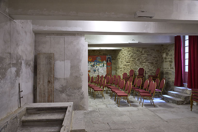 Vue des marches du bain rituel N° 2 et de la salle de réunion communautaire (ancienne salle de prière des femmes).