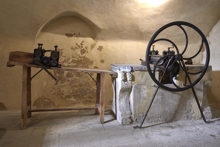 Laminoir à pâte et machine à gaufrer les coudoles : vue d'ensemble.