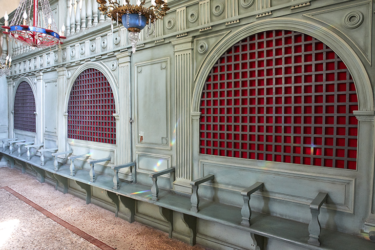 Salle de prière. Jalousies nord.