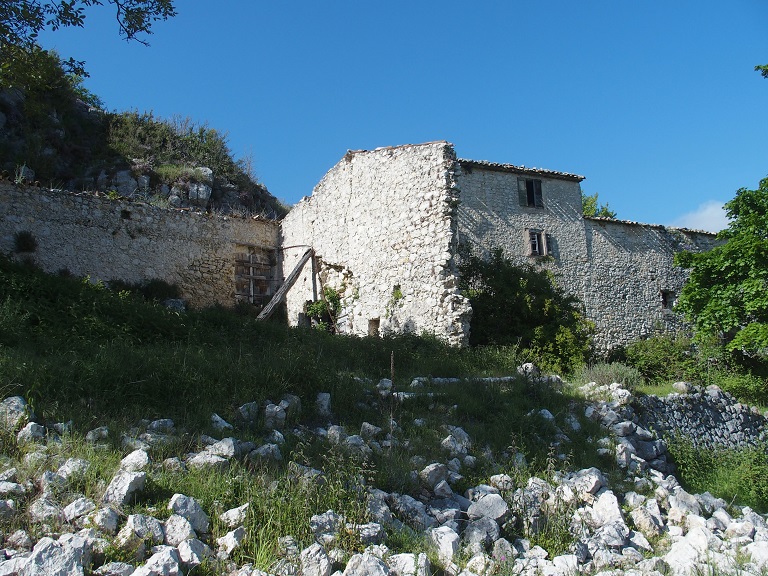 Vue d’ensemble prise du sud-ouest avec la bergerie en partie disparue au premier plan et la ferme derrière, 2021.