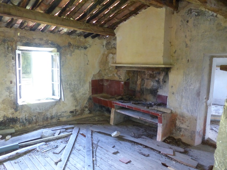 Bâtiment du logis. Rez-de-chaussée surélevé, cuisine avec potager. Vue de volume prise du nord-est. 