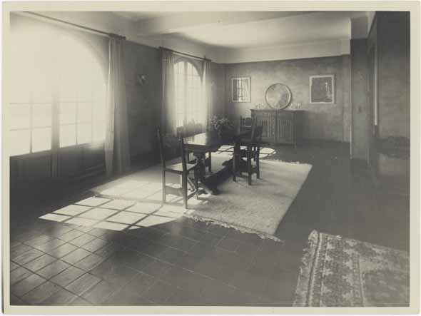 [Immeuble Canteraine à Cannes. L'appartement du 4e étage, la salle à manger.] Vers 1935.