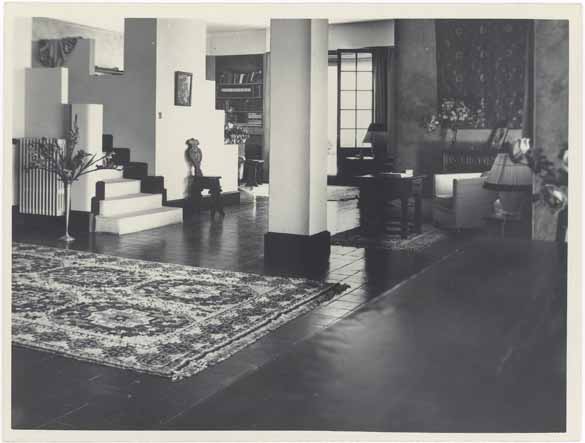 [Immeuble Canteraine à Cannes. L'appartement du 4e étage, le living-room. Vue partielle de la partie centrale prise vers l'escalier du hall.] Vers 1935.
