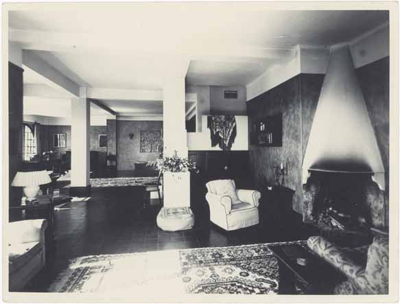 [Immeuble Canteraine à Cannes. L'appartement du 4e étage, le living-room. Vue axiale prise vers le nord.] Vers 1935.