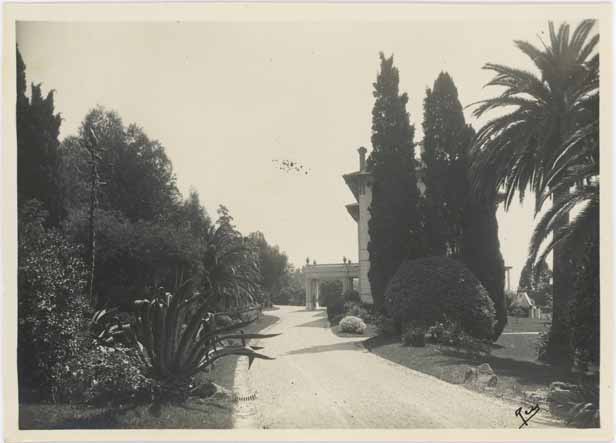 [Jardin de la villa Champfleuri à Cannes, l'allée centrale.] après 1928.