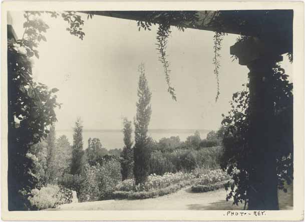 [Perspective sur le jardin de la villa Champfleuri à Cannes, depuis la pergola.] après 1928.