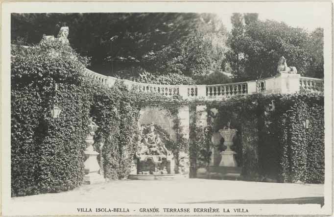 Villa Isola-Bella. Grande terrasse derrière la villa. [Grande exèdre avec fontaine face à l'entrée de la maison.], 1930.