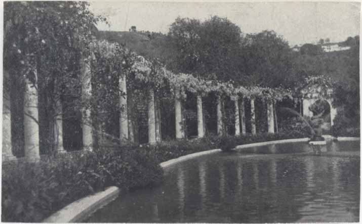 [Villa Isola Bella à Cannes. La piscine ovale dans le jardin toscan.] Vers 1924.