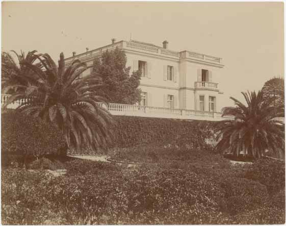 [Villa Les Accacias à Cannes. Vue d'ensemble prise du sud-ouest.] Vers 1920 ?