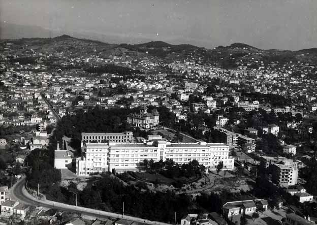 [Vue aérienne du quartier des Vallergues à Cannes : le château et l'hôpital des Broussailles.] 1960.