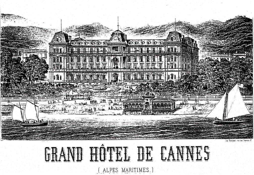 Grand Hôtel de Cannes (Alpes-Maritimes). [Façade sur la plage avec l'établissement de bains]. Après 1870.