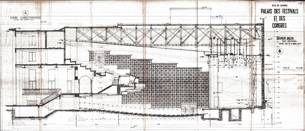 Ville de Cannes. Palais des festivals et des congrès. Bâtiment ancien : coupe longitudinale suivant l'axe de la grande salle, 1970-1973.