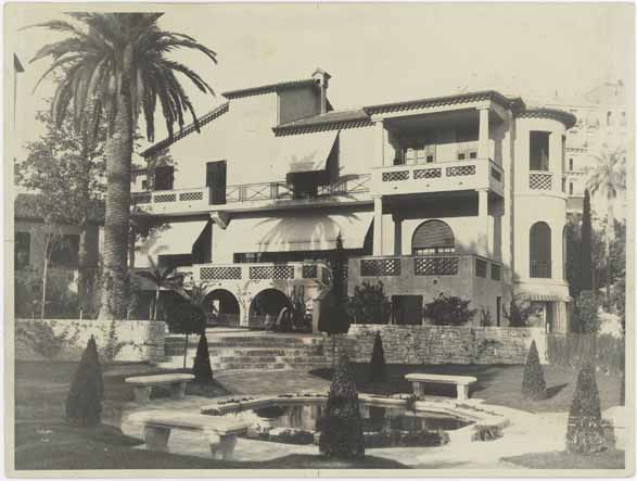 [La villa Pierre Grise à Cannes. Vue d'ensemble prise du sud.]