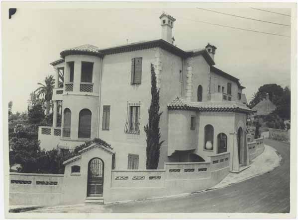 [La villa Pierre Grise à Cannes. Vue d'ensemble prise de l'est.]