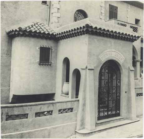 [La villa Pierre Grise à Cannes. Le porche nord.]